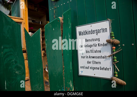 Melden Sie sich auf dem Anhänger, die verwendet wird für die Wiedergabe und als Unterschlupf in den Waldkindergarten, Ilmmuenster, Bayern Stockfoto