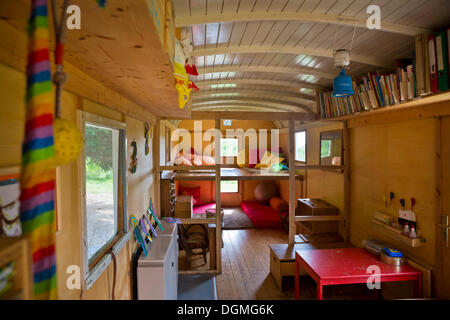 Kuschelecke und einen Tisch in den Anhänger, die verwendet wird für die Wiedergabe und als Unterschlupf in den Waldkindergarten, Ilmmuenster Stockfoto