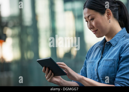 Sommer in der Stadt. Geschäftsleute in Freizeitkleidung. Stockfoto