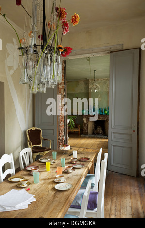 Esszimmer mit geschrubbt Eichentisch und handgefertigte Display bower Stockfoto