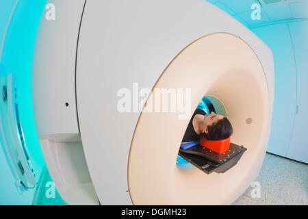 Patient liegt in einer Computer-Tomographie, CT-Scanner, Deutschland Stockfoto