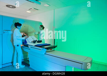 Positionierung eines Patienten in einer Computer-Tomographie, CT-Scanner, Deutschland Stockfoto