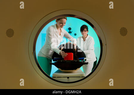 Positionierung eines Patienten in einer Computer-Tomographie, CT-Scanner, Deutschland Stockfoto