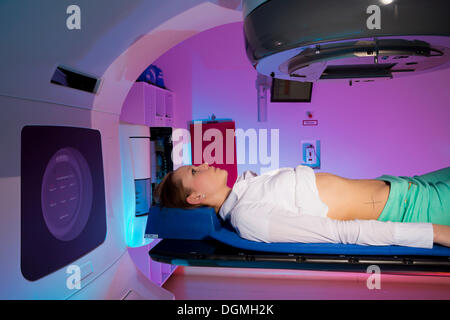 Patient liegt in einer linearen Teilchenbeschleuniger für Strahlentherapie, Deutschland Stockfoto