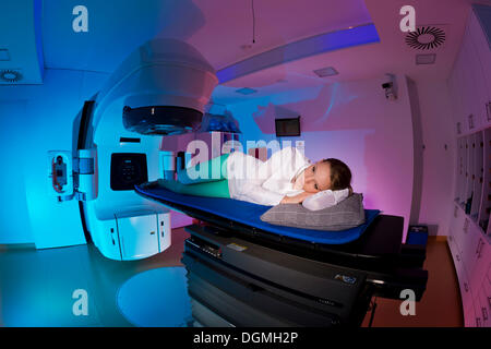 Patient liegt in einer linearen Teilchenbeschleuniger für Strahlentherapie des Fußes, Deutschland Stockfoto