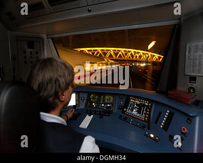 Udo Schmidtner, ein Lokführer fahren eine 425 Serie Elektrolokomotive auf ein Regionalexpress der Deutschen Bahn AG Stockfoto