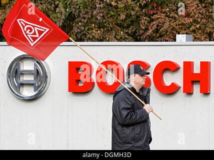 Arbeitnehmer, die eine IG Metall-Flagge vor dem Bosch-Werk in Bühl, Baden, Baden-Württemberg Stockfoto