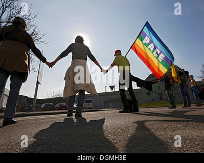 Menschenkette mit Frieden Flagge protestieren gegen Atomkraft vor dem Kernkraftwerk Neckarwestheim in Stuttgart Stockfoto