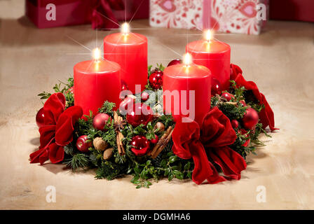 Adventskranz mit vier Kerzen brennen für die vierte Woche des Advents Stockfoto