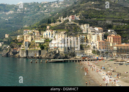 Kleine Stadt Positano mit Strand und Berge, Amalfiküste, Italien, Europa Stockfoto