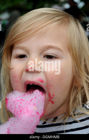 Kleines Mädchen, drei Jahre, essen Süßigkeiten Zahnseide, Schweden, Europa Stockfoto