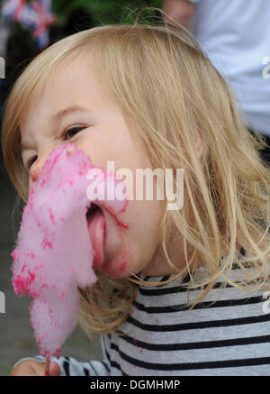 Kleines Mädchen, drei Jahre, essen Süßigkeiten Zahnseide, Schweden, Europa Stockfoto