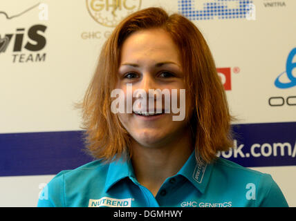 Prag, Tschechische Republik. 23. Oktober 2013. Prag, Tschechische Republik. 23. Oktober 2013. Tschechische Speedskater Karolina Erbanova spricht bei der Pressekonferenz vor Olympia-Saison beginnt, Prag, Tschechien am 23. Oktober 2013. (CTK Foto/Michal Krumphanzl) © CTK/Alamy Live News Bildnachweis: CTK/Alamy Live-Nachrichten Stockfoto