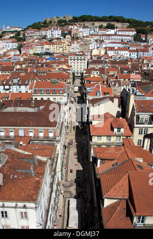 Blick vom Elevador de Santa Justa Aufzug Elevador de Santa Justa, in Richtung Castelo do Sao Jorge, Lissabon, Portugal, Europa Stockfoto