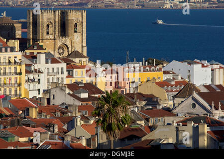 Catedral Sé Patrizierhaeuser Kathedrale, Alfama-Viertel vor den Fluss Tejo, Lissabon, Portugal, Europa Stockfoto