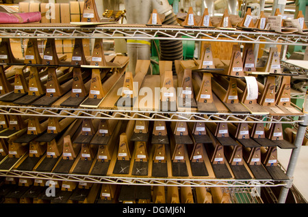 Gestapelte Gitarrenhälse bei Fertigung an Martin Gitarren-Fabrik in Nazareth, Pennsylvania, USA Stockfoto