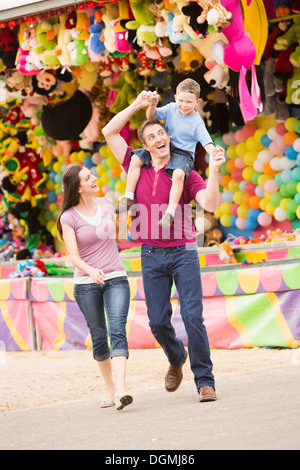 USA, Utah, Salt Lake City, glückliche Familie mit Sohn (4-5) im Vergnügungspark Stockfoto