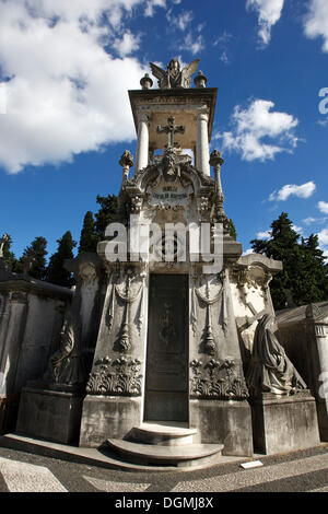 Mausoleum auf dem Friedhof Cemitério dos Prazeres, Lissabon, Portugal, Europa Stockfoto