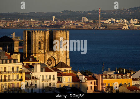 Kathedrale Sé, Catedral Sé Patriarcal, im Abendlicht, Alfama Viertel mit dem Fluss Tejo und dem Industriegebiet von Stockfoto