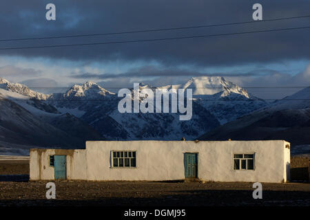 Wohnhaus im Morgenlicht in alichur auf dem Pamir Highway m41, Pamir, Tadschikistan, Zentralasien, Asien Stockfoto