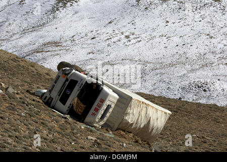 Umgeworfen chinesische Lkw, der weg von der Pamir Highway auf koitezek stürzte, Pamir, Tadschikistan, Zentralasien, Asien Stockfoto