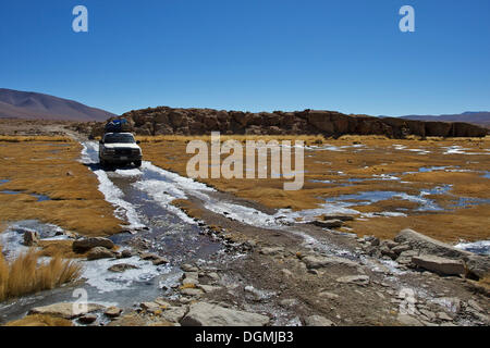 Geländewagen durch eine eisige Ford, Altiplano, Potosi fahren, südlichen Bolivien, Südamerika Stockfoto