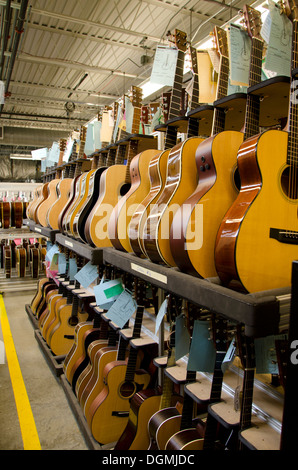 Gestapelte Gitarren bei Fertigung an Martin Gitarren-Fabrik in Nazareth, Pennsylvania, USA Stockfoto