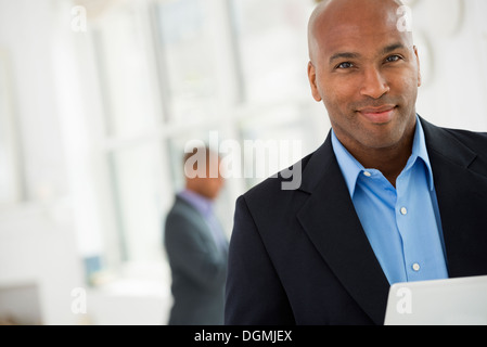 Business-Leute. Ein Mann im Anzug mit einem digitalen Tablet. Stockfoto