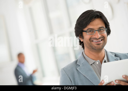 Business-Leute. Ein Mann in Gläsern mit einem digitalen Tablet. Stockfoto