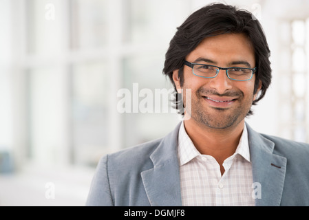 Business-Leute. Ein Mann in eine leichte Jacke mit Brille. Stockfoto