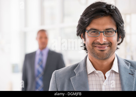 Business-Leute. Ein Mann in eine leichte Jacke mit Brille. Stockfoto