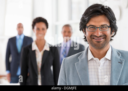 Business-Leute. Ein Team von Menschen, einer Abteilung oder Firma. Drei Männer und eine Frau. Stockfoto