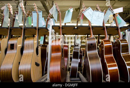 Gestapelte Gitarren bei Fertigung an Martin Gitarren-Fabrik in Nazareth, Pennsylvania, USA Stockfoto