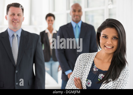 Business-Leute. Ein Team von Menschen, einer Abteilung oder Firma. Zwei Männer und zwei Frauen. Stockfoto