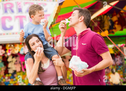 USA, Utah, Salt Lake City, glückliche Familie mit Sohn (4-5) im Freizeitpark essen Zuckerwatte Stockfoto
