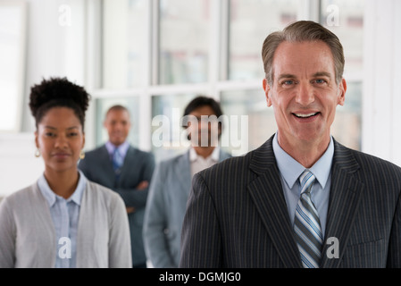 Business-Leute. Vier Personen, drei Männer und eine Frau. Stockfoto