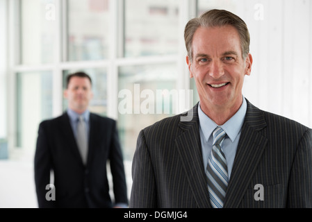Business-Leute. Zwei Männer in Anzügen. Stockfoto