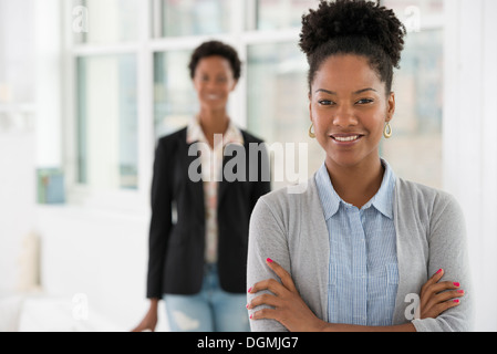 Geschäftsleute sprechen. Zwei Frauen. Stockfoto