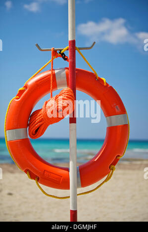 Rettungsring an einem Strand, Menorca, Balearische Inseln, Spanien, Europa Stockfoto