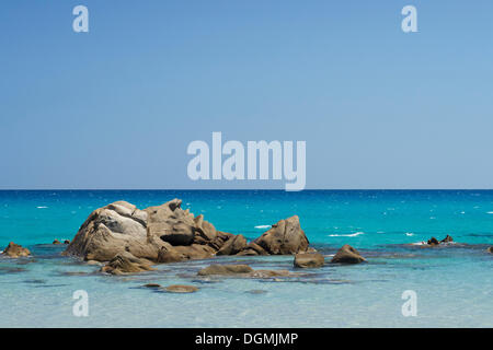 Granitfelsen auf den Strand von Cala Porto Giunco, Villasimius, Sarrabus, Provinz von Cagliari, Sardinien, Italien, Europa Stockfoto