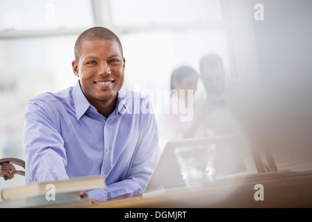 Büroalltag. Ein Mann in ein blaues Hemd. Stockfoto