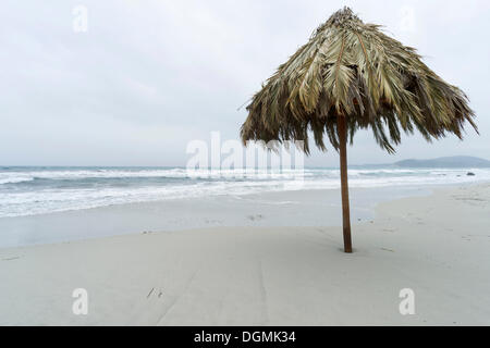 PARSOL bei schlechtem Wetter am Strand Simius, Villasimius, Sarrabus, Provinz von Cagliari, Sardinien, Italien, Europa Stockfoto