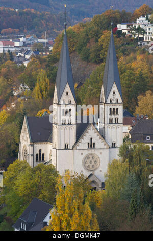 Katholische Kirche St. Michaelkirche, Gothic Revival-Stil, erbaut im Jahre 1906, Siegen, Siegen-Wittgenstein Bezirk Stockfoto