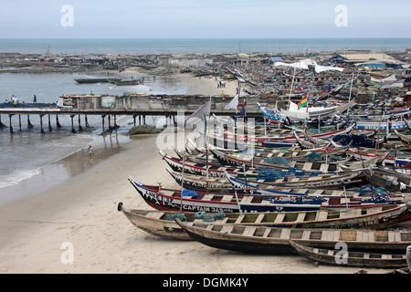 Angelboote/Fischerboote aufgereiht am Jamestown, Accra, Ghana Stockfoto