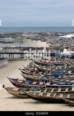 Angelboote/Fischerboote aufgereiht am Jamestown, Accra, Ghana Stockfoto