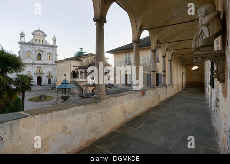 Basilica di Santa Maria Assunta, von Pilatus Palast, UNESCO-Weltkulturerbe Sacro Monte di Varallo, Varallo Stockfoto