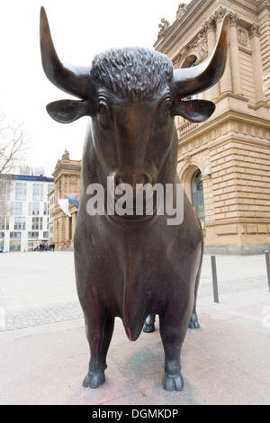 Stier-Skulptur von Reinhard Dachlauer auf Boersenplatz, stock Exchange Square, Frankfurt Am Main, Hessen, Deutschland Stockfoto