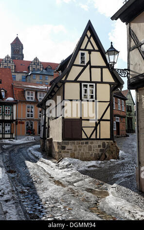 Romantische Gasse in der Altstadt, schmale Fachwerkhaus, Winter, Finkenherd, Quedlinburg, Harz, Sachsen-Anhalt Stockfoto