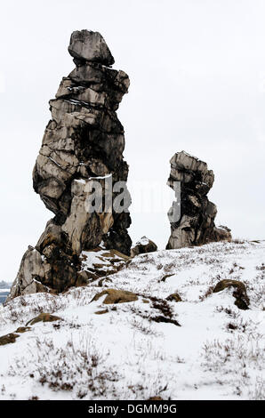Zwei wilde, zerklüftete, bizarre Felsen, Schnee, Teufelsmauer rock Formation in Wedersleben, Neinstedt, nördlichen Harz, Sachsen-Anhalt Stockfoto