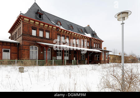 Stillgelegten alten Bahnhof der Schmalspurbahn HSB Harzer Schmalspurbahnen Schnee, Gernrode, nördlichen Harz Stockfoto